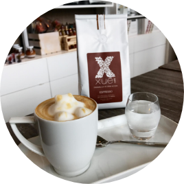 En nuestros puntos de venta podrás tomar el <i>mejor café</i> de origen del <b>mundo</b>, así como comprar nuestras libras de café y los <i>mejores </i><i>métodos de preparación</i>.